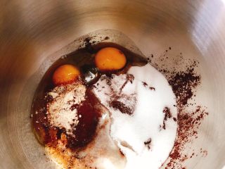 可可麻薯软欧包,将酵母以外的粉料投入搅拌缸中，稍微搅匀后加入酵母，再投入鸡蛋、水，搅拌成团，出膜。加入黄油，至面团成膜。