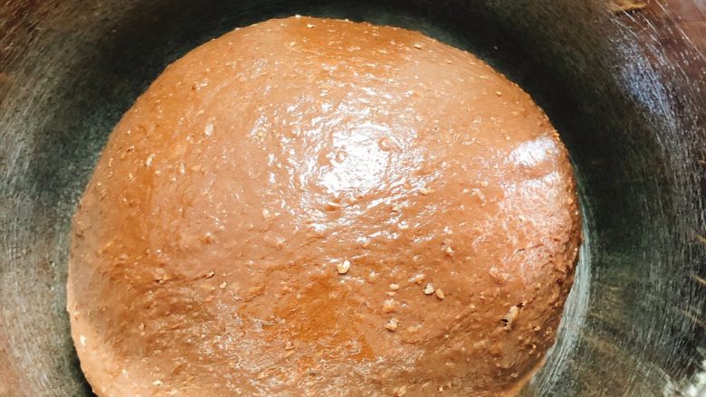 可可麻薯软欧包,放入抹了少许油的盆中，将面团蘸满油，盖上保鲜膜，于室温下醒发1至1.5h,至面团呈两倍大。