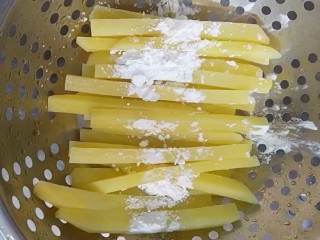 炸薯条,拍上一层玉米淀粉