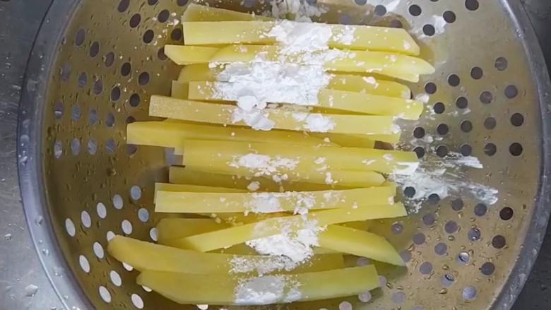 炸薯条,拍上一层玉米淀粉