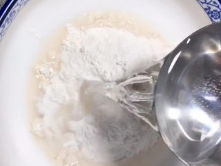 早餐鸡蛋饼,大碗中放入150面粉，三克盐，适量清水搅成面糊