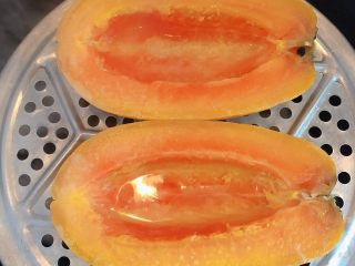 蒸木瓜溏心蛋| 美颜丰胸,中火蒸木瓜10分钟，打开盖儿冰糖已融化。
