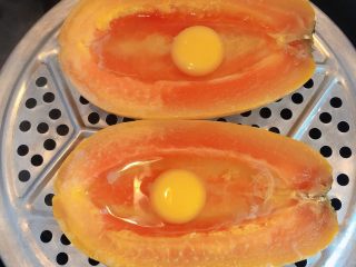 蒸木瓜溏心蛋| 美颜丰胸,在木瓜中打入一个鸡蛋。