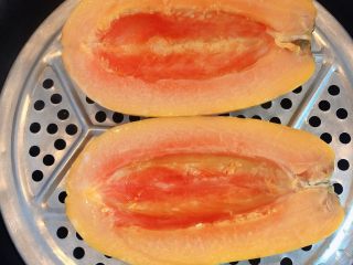 蒸木瓜溏心蛋| 美颜丰胸,将木瓜放入锅中，烧开水。