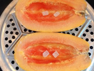 蒸木瓜溏心蛋| 美颜丰胸,在木瓜中放入两粒冰糖。