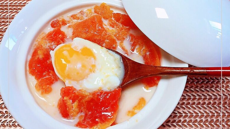 蒸木瓜溏心蛋| 美颜丰胸,在木瓜碗中倒入牛奶，一碗香甜的木瓜溏心蛋就可以吃喽！