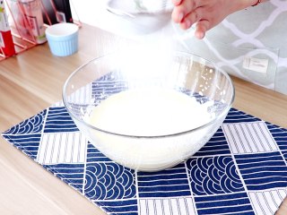 肉松蒸蛋糕,筛入低筋面粉，翻拌均匀

tips：手法一定要注意，以免消泡影响蛋糕的成型