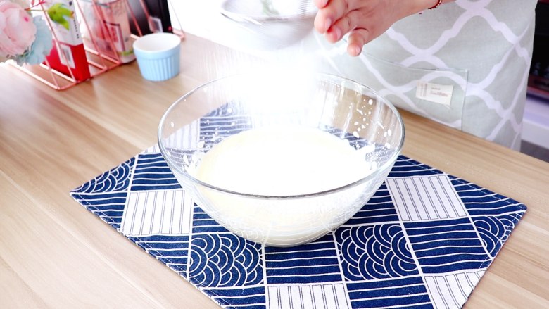 肉松蒸蛋糕,筛入低筋面粉，翻拌均匀

tips：手法一定要注意，以免消泡影响蛋糕的成型