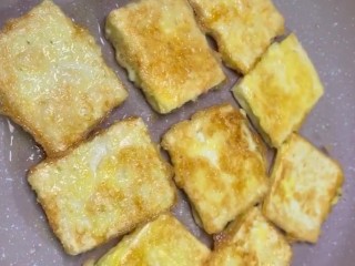 香煎豆腐,小火煎至两面金黄出锅装盘