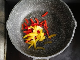 彩椒鸡肉奶酪意面,锅内倒入适量的油，倒入红黄彩椒翻炒