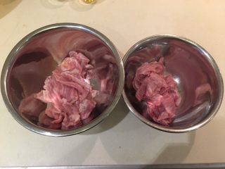 双色猪颈肉,将猪颈肉分两部分