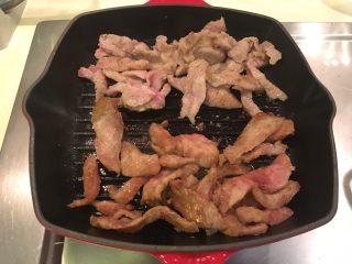 双色猪颈肉,没啥烹饪技巧，就是随时去翻动，直到熟透上色