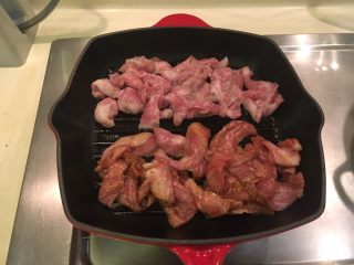 双色猪颈肉,将腌好的猪颈肉放上去，两口味分开
