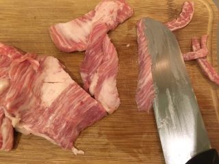 双色猪颈肉,斜刀切成薄片