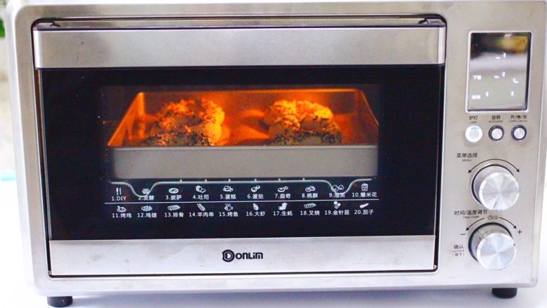 全麦无油贝果,烤箱上下管190度烤20分钟即可。（具体温度看个人家烤箱的脾气而定）