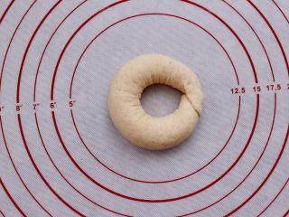 全麦无油贝果,用压扁的一边包裹另一边，形成一个圆形状态。