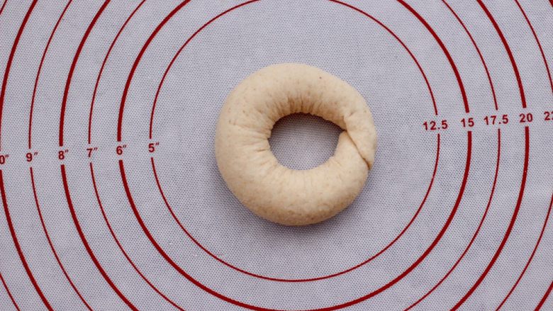 全麦无油贝果,用压扁的一边包裹另一边，形成一个圆形状态。