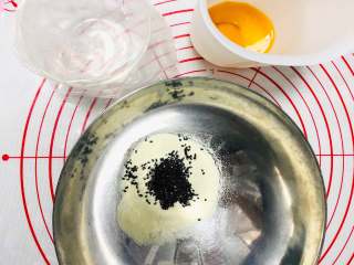 黑芝麻蛋黄溶豆,把材料称量好，奶粉和黑芝麻装在一个碗里，蛋黄单独装。如果有口径小且比较深的容器装蛋黄会更好哦。