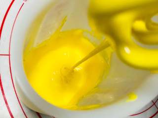 黑芝麻蛋黄溶豆,打好的蛋黄糊有稠度，提起打蛋头，滴落的蛋液不会马上摊平，大约可以维持10秒左右就好了。