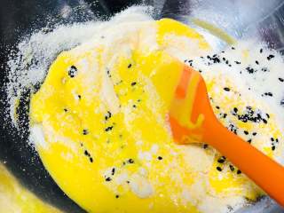 黑芝麻蛋黄溶豆,将打好的蛋黄倒入盆中，和奶粉等混合
