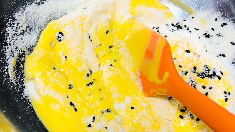 黑芝麻蛋黄溶豆,将打好的蛋黄倒入盆中，和奶粉等混合