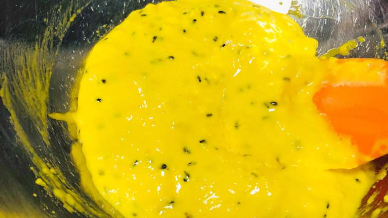 黑芝麻蛋黄溶豆,用刮刀切拌混合，手法有点类似我们日常拿铲子炒家常菜，注意只要不画圈圈，不用力压拌就好了。拌到无干粉即可，也不要过度搅拌。