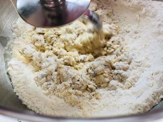 咖啡奶油吐司,把除了黄油以外的材料倒入厨师机，首先低速混合搅打面团，让面团成团。