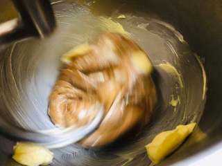 咖啡奶油吐司,加入软化的无盐黄油，将材料低速混合以后，转高速，搅打出面团的弹性和延展性。