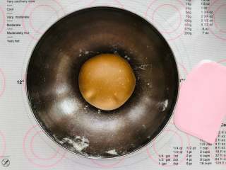 咖啡奶油吐司,打好的面团稍微整成圆形，夏天的话可以直接盖上保鲜膜室温27度发酵