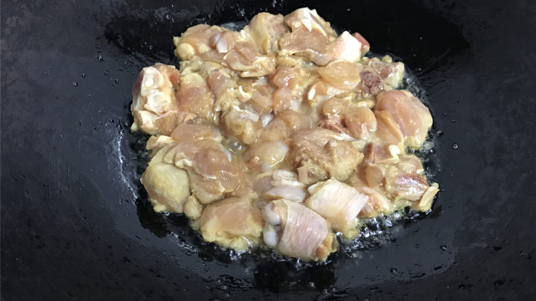  干葱豆豉鸡,锅中留葱油，放入腌制好的鸡肉。