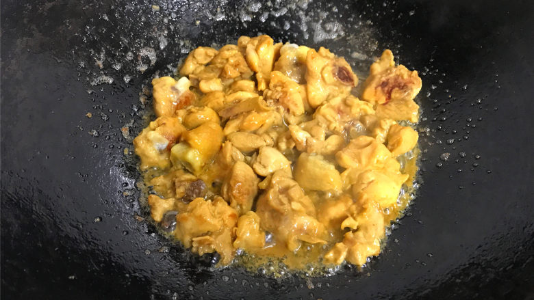  干葱豆豉鸡,煎至两面金黄。