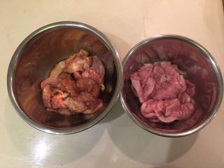 双色猪颈肉,拌匀后腌制半小时