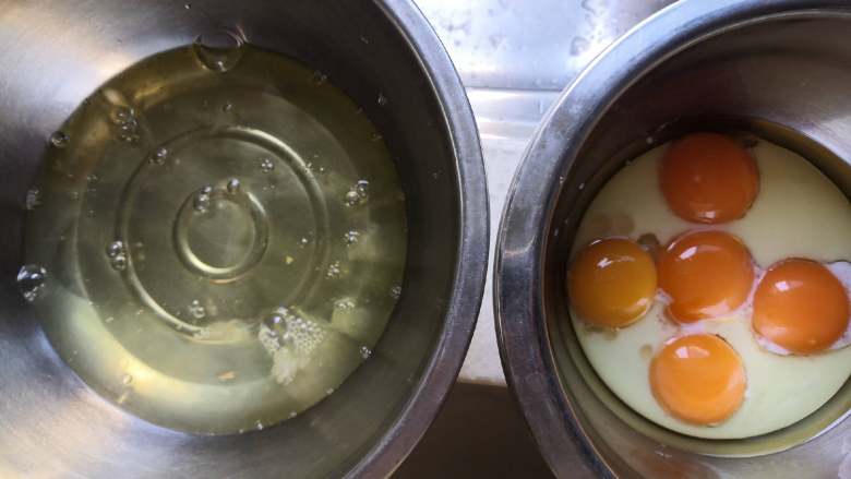 粘米粉戚风蛋糕,分蛋时将蛋黄放在油奶盆里