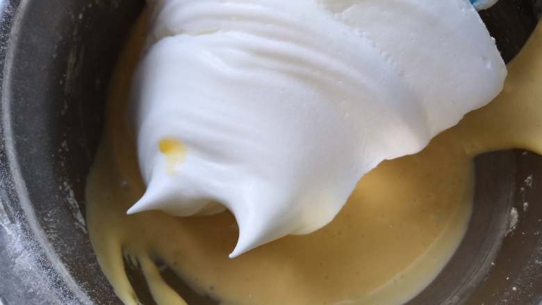 粘米粉戚风蛋糕,将三分之一蛋白霜加入蛋黄糊，切拌均匀