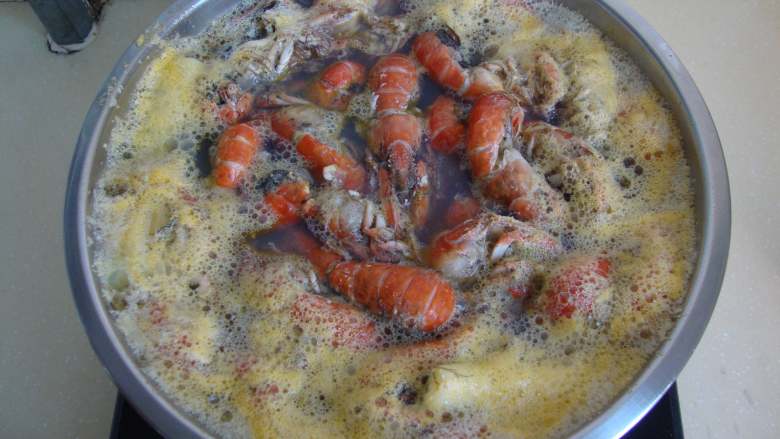 白灼蝼蛄虾,煮熟后捞出装盘