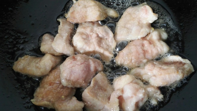 木须肉,快速翻炒至八分熟盛出备用