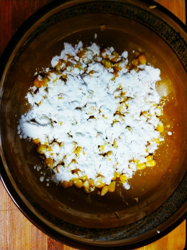 玉米烙,加入适量玉米淀粉