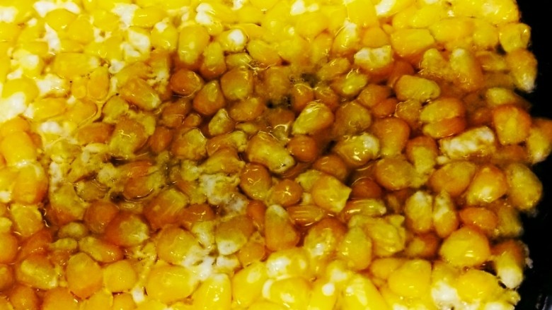 玉米烙,锅中倒油，油热后倒入玉米油煎至金黄，翻边