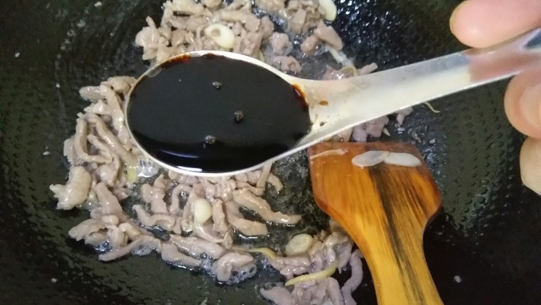 青椒肉丝,加入一勺生抽调味
