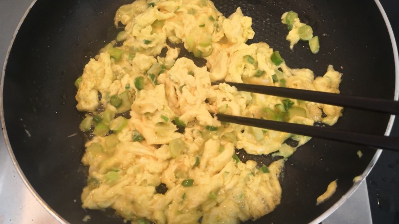 豆瓣蒜苗蛋,用筷子，划拨至鸡蛋凝固，盛出备用