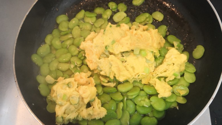 豆瓣蒜苗蛋,水煮干，倒入蒜苗鸡蛋，洒入盐