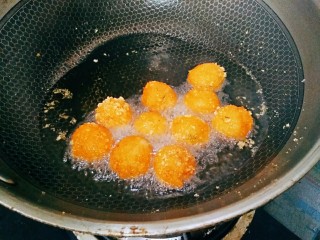 炸豆腐丸子,锅里放适量食用油，烧至八成热，再把丸子放下去炸