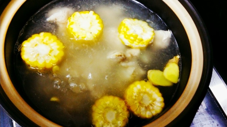 排骨玉米汤,加入排骨中，加入适量的盐，即可，小火慢炖即可起锅