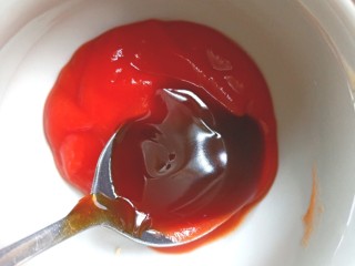 番茄虾仁西蓝花,取碗放入番茄酱，耗油
