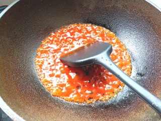 番茄虾仁西蓝花,起锅烧油，倒入料汁烧至起大泡关火。