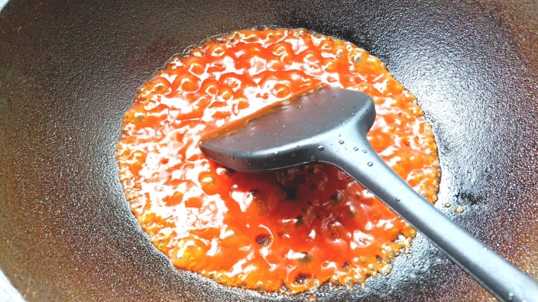 番茄虾仁西蓝花,起锅烧油，倒入料汁烧至起大泡关火。
