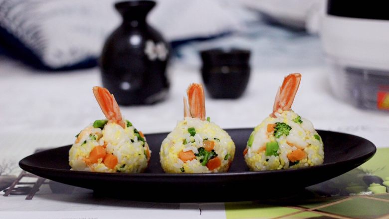 阿根廷红虾时蔬二米饭团,依次做好所有的饭团后，就可以享用了。
