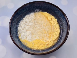 阿根廷红虾时蔬二米饭团,把大米和小米用清水冲洗干净后，浸泡半个小时。