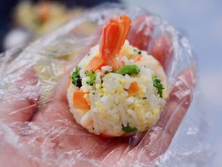 阿根廷红虾时蔬二米饭团,饭团中间插上虾尾，饭团就做好了。