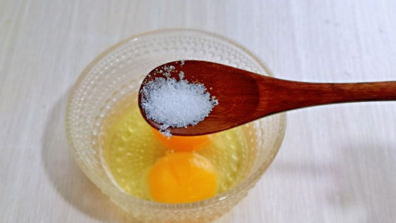 蛋抱萝卜红虾仁水饺,鸡蛋中加入盐，盐的量根据个人口味放，用筷子打散，放旁边备用。